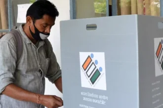 चुनाव आयोग का बड़ा फैसला, मीडियाकर्मी समेत ये लोग पोस्टल बैलेट के जरिए डाल सकेंगे वोट