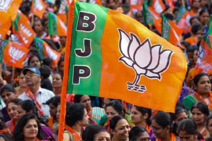 विवादित नेताओं की फिर कटी टिकट