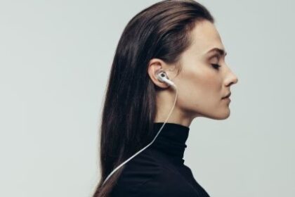 जानिए कान में जाने के बाद अंदर क्या-क्या करता है ईयरफोन, सिर्फ एक गलती बना सकती है बहरा