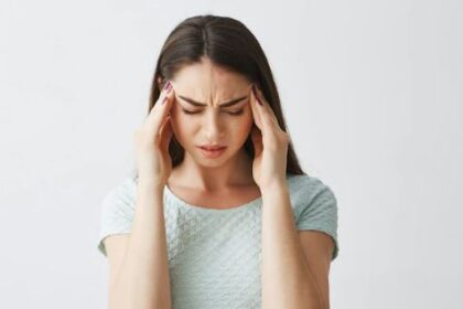 हल्के में ना लें सिरदर्द, हो सकती हैं ये गंभीर बीमारियां, जानें राहत पाने के उपाय
