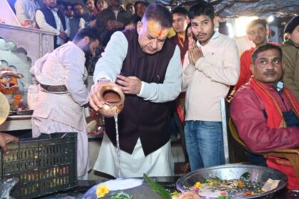 महाशिवरात्रि के पावन अवसर पर कैबिनेट मंत्री गणेश जोशी ने टपकेश्वर मंदिर पहुंचकर किया जलाभिषेक