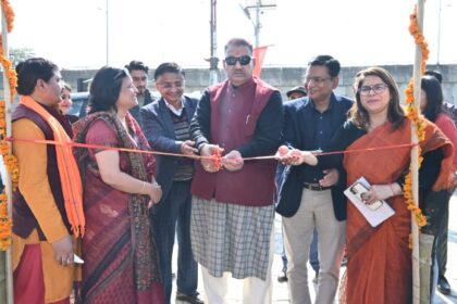 “Thaur The Doon Haat” जैविक हाट का रिबन काटकर शुभारंभ करते कृषि मंत्री गणेश जोशी
