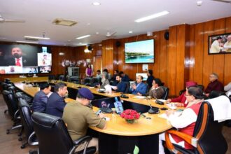 सीएम ने प्रवासियों से कहा, दुर्गम क्षेत्र के गांव को गोद लें