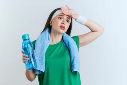 8 संकेत बताते हैं कि आपके शरीर में हो गई है पानी की कमी, जानें क्या करें