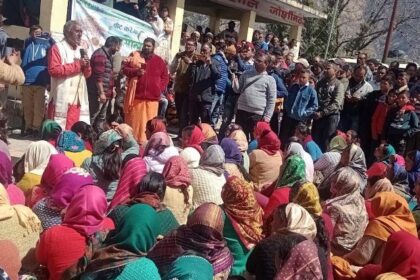 जोशीमठ आपदा के प्रभावितों का झलका आक्रोश, उतरे सड़क पर