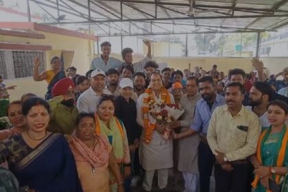 राज्य सरकार के कार्यकाल का 2 वर्ष पूर्ण होने पर क्षेत्रीय विधायक डॉ प्रेमचंद अग्रवाल को पुष्प गुच्छ भेंट कर दी बधाई 