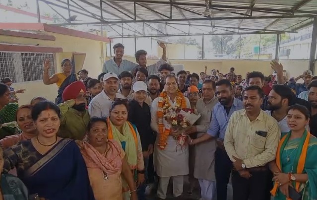 राज्य सरकार के कार्यकाल का 2 वर्ष पूर्ण होने पर क्षेत्रीय विधायक डॉ प्रेमचंद अग्रवाल को पुष्प गुच्छ भेंट कर दी बधाई 