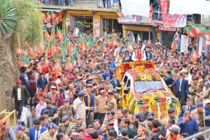 सीमांत उत्तरकाशी में सीएम के रोड शो में जनता ने बढ़ चढ़ कर की भागीदारी 