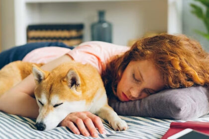 Pets के साथ सोते हैं तो तुरंत हो जाएं सावधान…