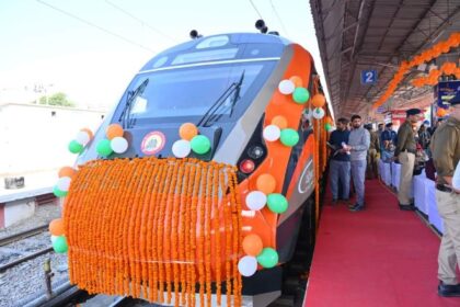 प्रधानमंत्री ने लखनऊ-देहरादून के बीच नई वंदे भारत ट्रेन का किया शुभारंभ