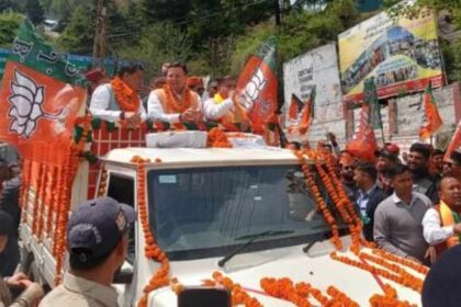 सीएम धामी ने जोशीमठ में किया रोड शो, BJP प्रत्याशी अनिल बलूनी के लिए मांगा समर्थन