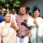 उत्तराखंड की पांचों लोकसभा सीट पर मतदान जारी, सीएम धामी ने परिवार संग डाला वोट