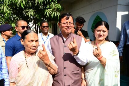 उत्तराखंड की पांचों लोकसभा सीट पर मतदान जारी, सीएम धामी ने परिवार संग डाला वोट
