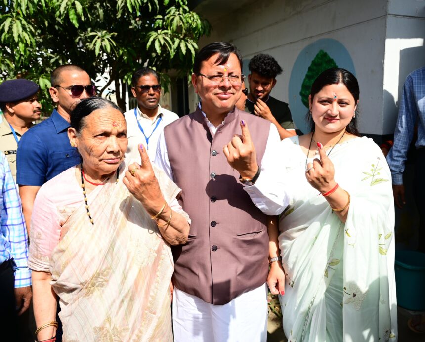 उत्तराखंड की पांचों लोकसभा सीट पर मतदान जारी, सीएम धामी ने परिवार संग डाला वोट