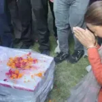 उत्तराखंड: नक्सली हमले में शहीद कमल का सैन्य सम्मान के साथ अंतिम संस्कार, कैबिनेट मंत्री ने दी श्रद्धांजलि