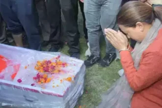 उत्तराखंड: नक्सली हमले में शहीद कमल का सैन्य सम्मान के साथ अंतिम संस्कार, कैबिनेट मंत्री ने दी श्रद्धांजलि