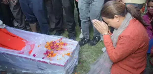 उत्तराखंड: नक्सली हमले में शहीद कमल का सैन्य सम्मान के साथ अंतिम संस्कार, कैबिनेट मंत्री ने दी श्रद्धांजलि