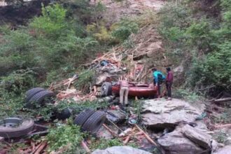 उत्तराखंड में हादसा: यहां खाई में गिरा ट्रक, एक की मौत, एक की हालत गंभीर