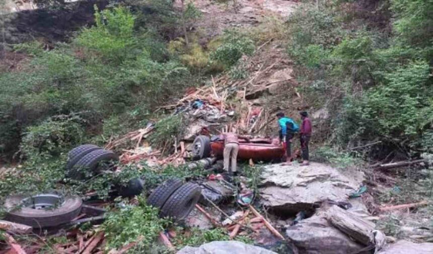 उत्तराखंड में हादसा: यहां खाई में गिरा ट्रक, एक की मौत, एक की हालत गंभीर