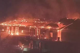 चंपावत में बड़ा हादसा: 14 मकान सहित पूरी बाखली हुई स्वाहा, घरों के अंदर सो रहे थे इतने लोग, तीन जानवर जले, 4 सिलिंडर फटने से बढ़ी आग