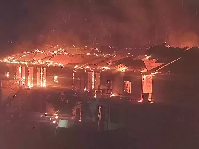 चंपावत में बड़ा हादसा: 14 मकान सहित पूरी बाखली हुई स्वाहा, घरों के अंदर सो रहे थे इतने लोग, तीन जानवर जले, 4 सिलिंडर फटने से बढ़ी आग