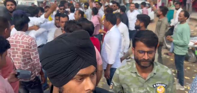 त्रिवेंद्र सिंह रावत के काफिले पर हमला, इस निर्दलीय प्रत्याशी के समर्थकों पर लगे आरोप