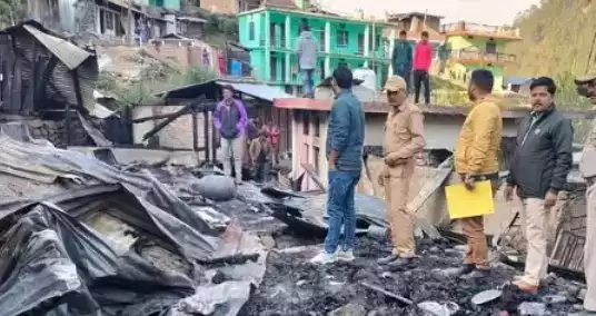 उत्तराखंड: गैस सिलेंडर में आग लगने से चार घरों में रखा सामान जलकर राख
