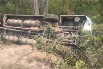 कोटद्वार: सड़क किनारे पलटी रोडवेज बस, 16 यात्री थे सवार