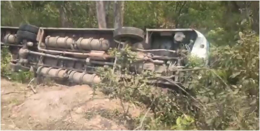 कोटद्वार: सड़क किनारे पलटी रोडवेज बस, 16 यात्री थे सवार