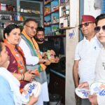 जनसंपर्क कर भाजपा प्रत्याशी माला राज्य लक्ष्मी के पक्ष में मतदान की अपील करते मंत्री गणेश जोशी