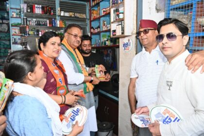 जनसंपर्क कर भाजपा प्रत्याशी माला राज्य लक्ष्मी के पक्ष में मतदान की अपील करते मंत्री गणेश जोशी