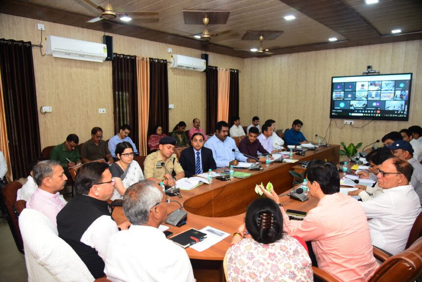 सीएम धामी ने अधिकारियों को दिये हर समय सतर्क रहने के निर्देश, वनाधिकारियों के अवकाश पर लगाई रोक