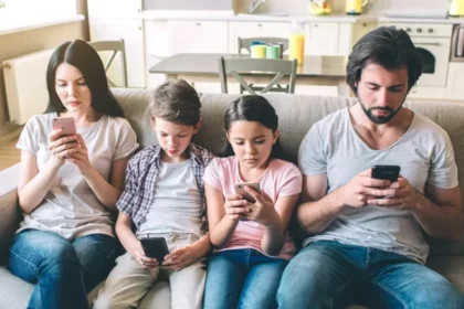 हमारे रिश्तों के दुश्मन बनते मोबाइल फोन
