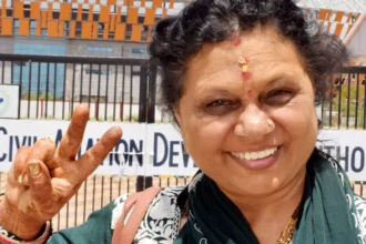 उत्तराखंड: टैक्सी नहीं मिली तो हेलीकॉप्टर से वोट डालने पहुंची महिला