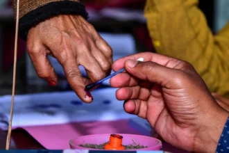 लोकसभा चुनाव के दूसरे चरण में यूपी की आठ सीटों पर मतदान जारी 