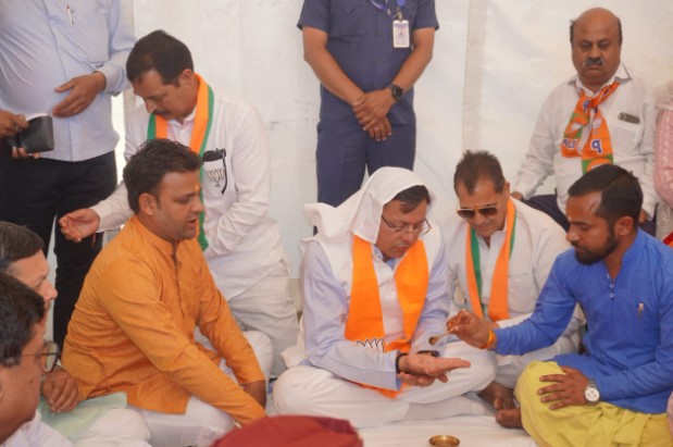 मुख्यमंत्री पुष्कर सिंह धामी ने आईडीपीएल हॉकी मैदान पहुंचकर किया भूमि पूजन