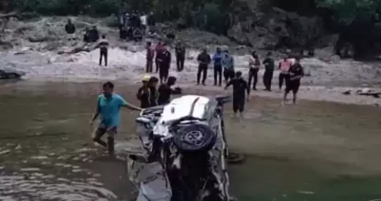 उत्तराखंड में दर्दनाक हादसा: सड़क हादसे में नदी में गिरी कार, चार लोगों की मौत