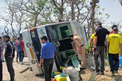 ऋषिकेश-गंगोत्री मार्ग पर बस सड़क पर पलटी, 13 लोग थे सवार, चालक मौके से फरार