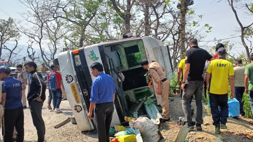 ऋषिकेश-गंगोत्री मार्ग पर बस सड़क पर पलटी, 13 लोग थे सवार, चालक मौके से फरार