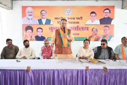 भारतीय जनता पार्टी के स्थापना दिवस के अवसर पर आयोजित होने वाले कार्यक्रम के संबंध में पार्टी कार्यकर्ताओं के साथ बैठक करते कैबिनेट मंत्री गणेश जोशी