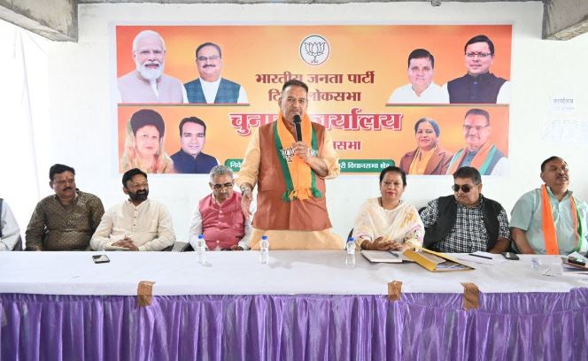 भारतीय जनता पार्टी के स्थापना दिवस के अवसर पर आयोजित होने वाले कार्यक्रम के संबंध में पार्टी कार्यकर्ताओं के साथ बैठक करते कैबिनेट मंत्री गणेश जोशी