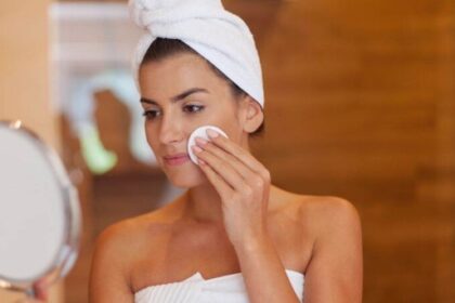 रात में चेहरे से मेकअप साफ करने के बाद करें यह काम, त्वचा रहेगी मुलायम और स्वस्थ