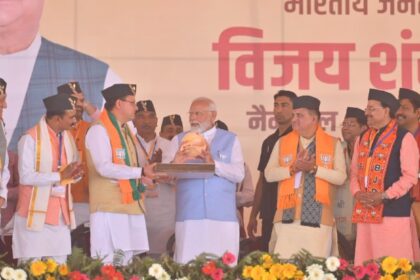 पीएम को भेंट की पहाड़ी टोपी, ऐपण कला और आदि कैलाश की तस्वीर