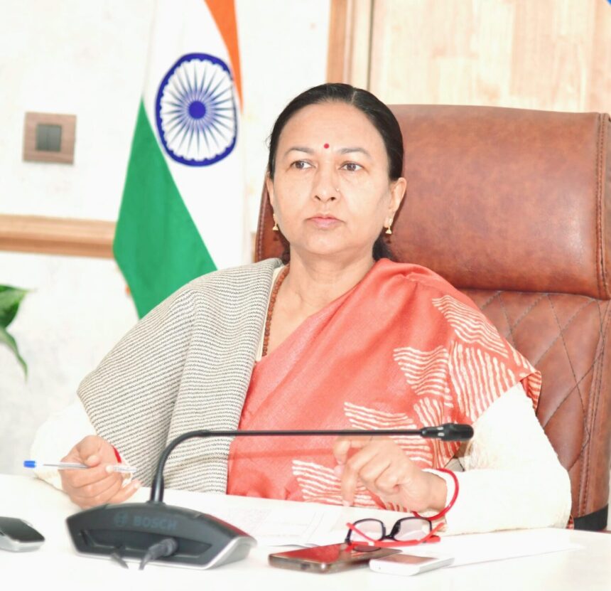 मुख्य सचिव राधा रतूड़ी ने जंगलों में आग लगाने वालों के खिलाफ सख्त कार्रवाई के दिए निर्देश 
