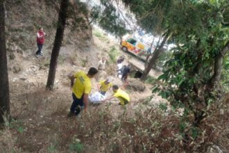 दुखद- मसूरी के निकट खाई में गिरी कार, तीन पर्यटकों की मौत