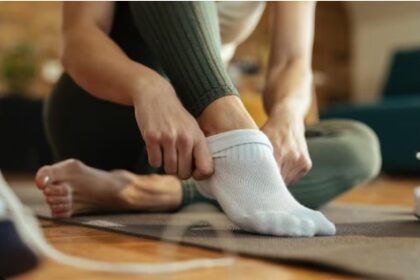 पांव में पाउडर लगाकर सॉक्स पहनने से क्या पैरों को मिलता है आराम?