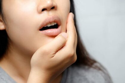 दांत दर्द और मुंह की बदबू से हैं परेशान, तो हो सकती है शरीर में इन विटामिंस की कमी