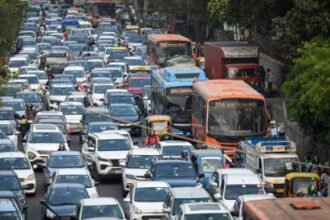 वीकेंड पर बड़ी संख्या में उत्तराखंड पहुंचे सैलानी, जाम में रेंग-रेंगकर चलते नजर आए वाहन 