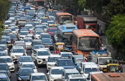 वीकेंड पर बड़ी संख्या में उत्तराखंड पहुंचे सैलानी, जाम में रेंग-रेंगकर चलते नजर आए वाहन 