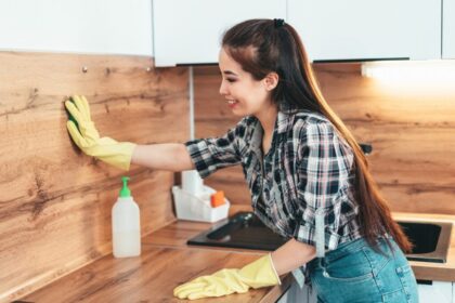 लकड़ी का फर्नीचर गंदा हो गया है तो ये टिप्स अपनाएं, चमकने लगेगा तुरंत